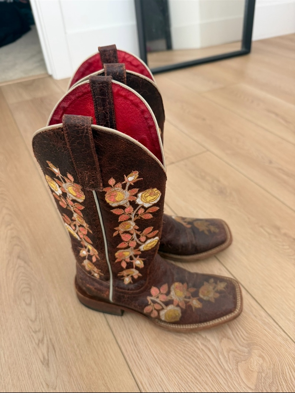 Macie Bean size 7 embroidered leather cowboy boots
